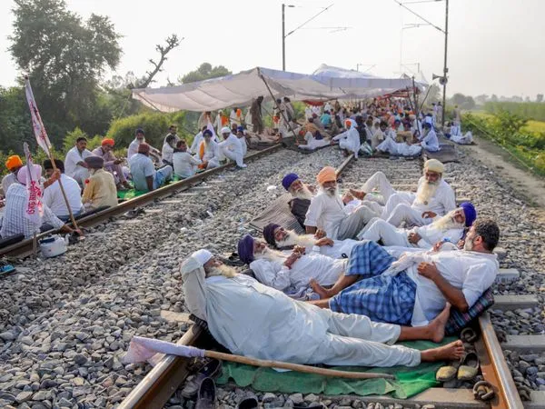 "Farmers ने आज 4 घंटे के rail protest की योजना बनाई है: ट्रेनों में देरी की आशंका है!"